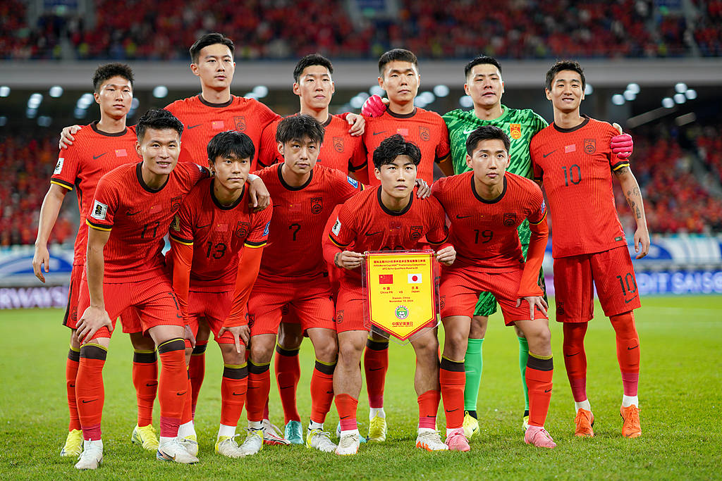 争夺亚洲足球赛事冠军的激烈竞争