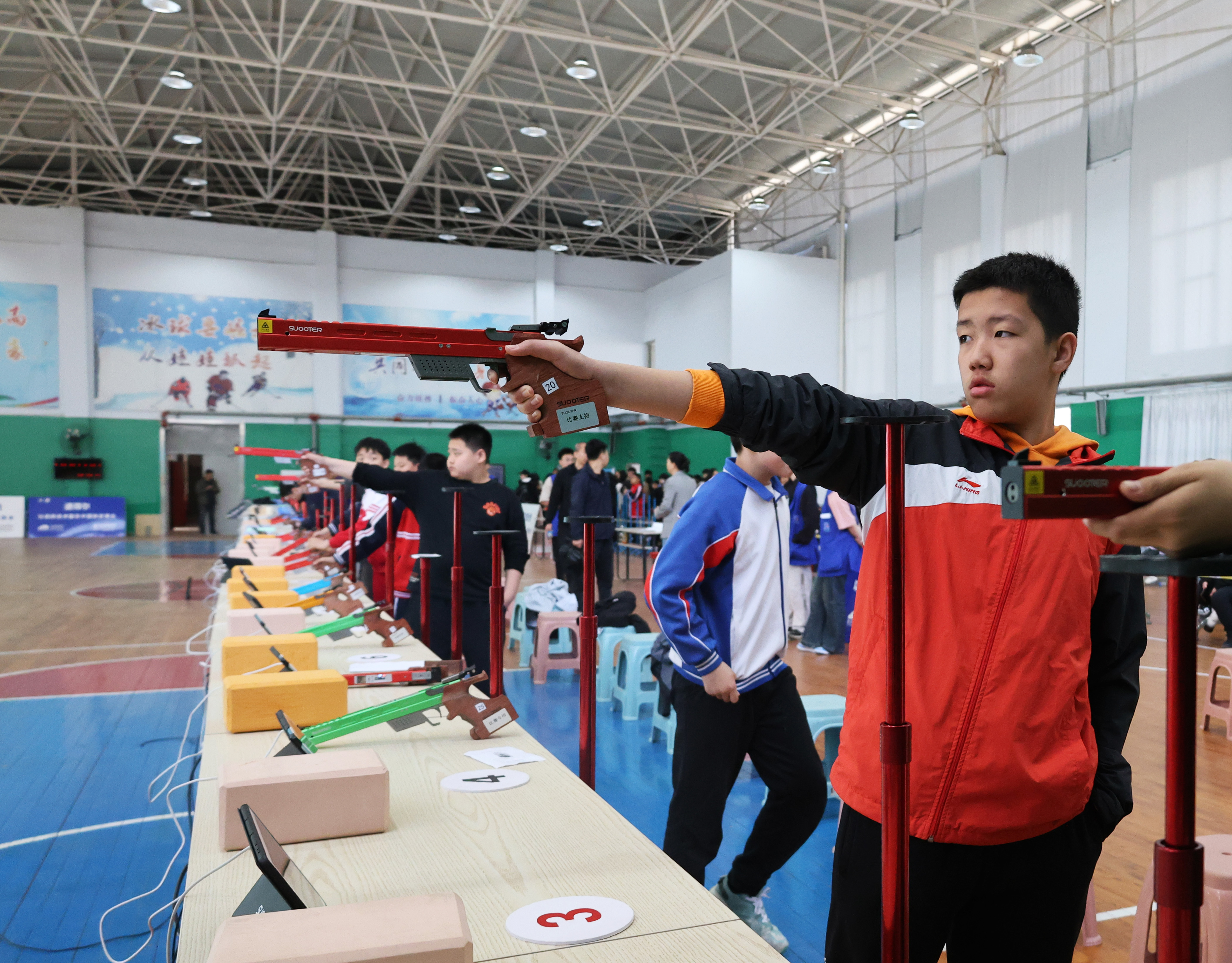 包含射击选手冲击射击冠军，训练成果迎来赛场考验的词条