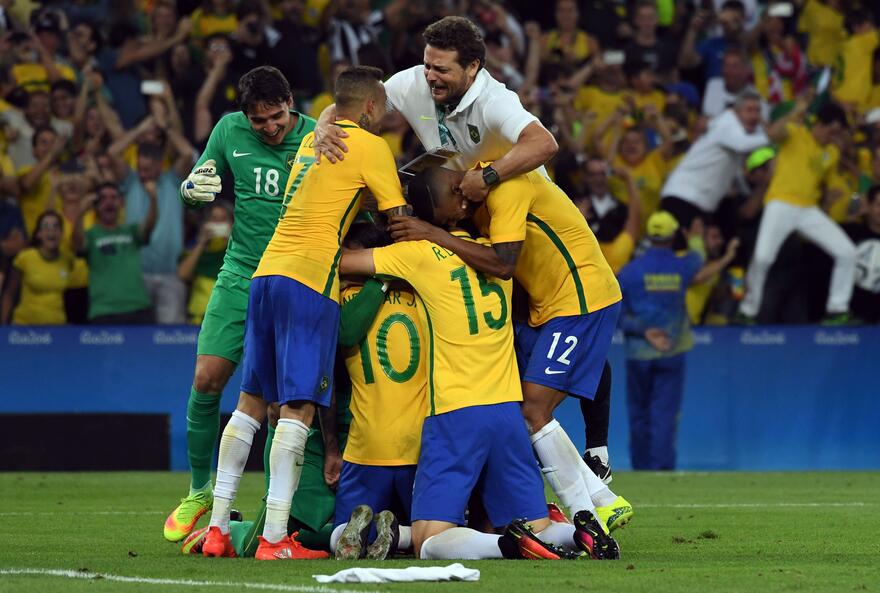 菲尼斯特雷巴赛后点球绝杀，豪取三分的简单介绍