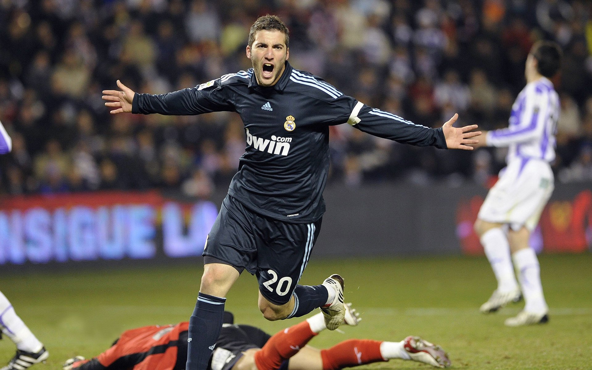 莱万多夫斯基连续十场比赛得分超过出色防守，掘金挑战极限！